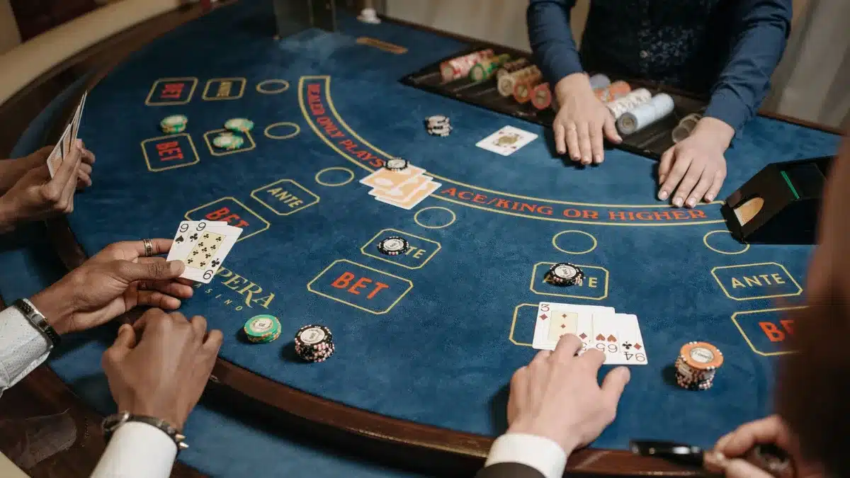 คาสิโนสดออนไลน์ มือใหม่ ควรเริ่มโต๊ะไหนก่อน ให้เข้าใจเกมเร็วที่สุด คาสิโนสด ออนไลน์ UFAGOLD ดีลเลอร์จริง